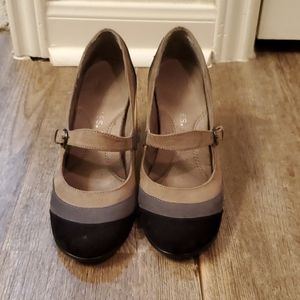 Aerosols roller rink suede heels